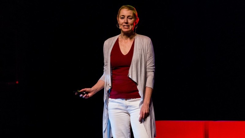 Rindi presenting at TEDx in Ghent